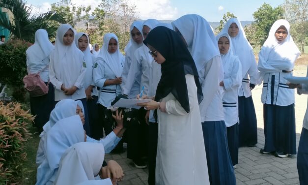 Pengurus mushollah lakukan absensi jadwal haid para siswi